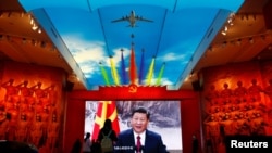 在北京的中国人民革命军事博物馆里的巨幅电子屏幕上放映着习近平的视频。(2022年10月8日)
