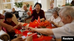 北京一家养老院的老人在制作国旗。(2021年5月26日)