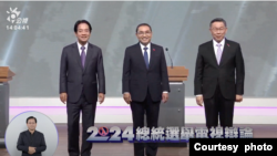 台湾总统大选唯一一场的电视辩论会12月30日登场,三党总统候选人包括民进党的赖清德(左)、国民党的候友宜(中)及民众党的柯文哲(右)就各项等议题,逐一激烈交锋。(台湾公视主办的总统候选人电视辩论会截图)。