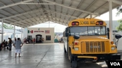 雷诺萨(Reynosa)一个比较大的庇护所Senda De Vida,意思为生命之路。在CBP One预约成功可以合法入境的移民,庇护所会用这辆校车送他们去边境口岸。