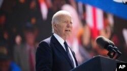 အမေရိကန်သမ္မတ Joe Biden က နော်မန်ဒီကမ်းတက်တိုက်ပွဲနှစ် ၈၀ ပြည့်အထိမ်းအမှတ်မိန့်ခွန်းပြောကြားစဥ်။ (ဇွန် ၆၊ ၂၀၂၄)