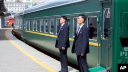 资料照 -2019年4月26日, 朝鲜安保人员正在海参崴火车站主门口守候金正恩返回朝鲜。