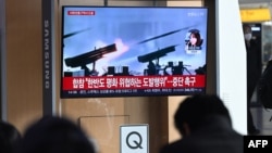 2024年1月5日,韩国首尔的一个火车站,人们观看电视屏幕上播放的新闻,其中有朝鲜炮击的档案画面。