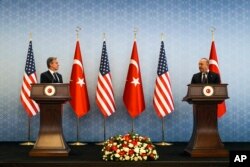 土耳其外长梅夫吕特·恰武什奥卢(Mevlut Cavusoglu)(右)和美国国务卿布林肯2023年2月20日在土耳其首都安卡拉举行会谈紧接着召开记者会。