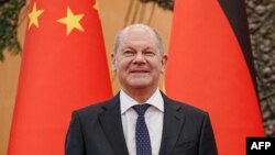资料照:德国总理朔尔茨访华期间站在北京人大会堂内。(2022年11月4日)