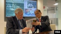 台湾立法院院长游锡堃(右)与前美国国际民主协会布莱恩·艾特伍德在华盛顿哈德逊研究所话旧事。(2023年5月16日, 美国之音锺辰芳拍摄)