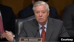Було б великою помилкою США відокремлювати голосування за допомогу Україні та Ізраїлю, вважає американський сенатор-республіканець Ліндсі Грем. Фото з виступу сенатора під час слухань 31 жовтня 2023 року