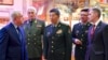 资料照片:2023 年4月17日,中国国防部长李尚福将军访问俄罗斯联军事学院时与院长弗拉基米尔·扎鲁德尼茨基将军(左)在一起。(美联社照片)
