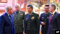 资料照片:2023 年4月17日,中国国防部长李尚福将军访问俄罗斯联军事学院时与院长弗拉基米尔·扎鲁德尼茨基将军(左)在一起。(美联社照片)