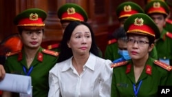 Bà Trương Mỹ Lan trong một phiên tòa ở thành phố Hồ Chí Minh, 11/4/2024 (Thanh Tung/VnExpress via AP).