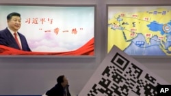 资料照:北京举办的一个一带一路会议上展示的习近平像与一带一路地图。(2017年4月28日)