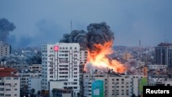 以色列部队向加沙地带的哈马斯发起反击,图为加沙市的一栋高楼被炸现场。