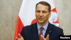 "Якби американська підтримка України припинилася, союзники США в усьому світі звернули б на це увагу і почали б перестраховуватись", - заявив глава МЗС Польщі Сікорський. Фото: REUTERS/Valentyn Ogirenko