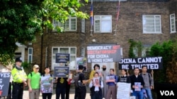 多个公民团体到老挝驻英国大使馆示威,要求老挝立即释放在当地被带走、面临强制遣返中国的人权律师卢思位。(美国之音/郑乐捷)
