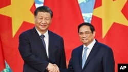 中国国家主席习近平与越南总理阮晋勇在河内举行会晤。(美联社2023年12月13日)