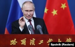 俄罗斯总统普京在参观中国哈尔滨工业大学时讲话。(2024年5月17日)