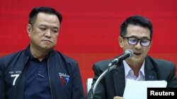 Bhumjaithai Party ခေါင်းဆောင် Anutin Charnvirakul (ဝဲ) နဲ့ Pheu Thai Party ခေါင်းဆောင် Chonlanan Srikaew တို့ မဟာမိတ်ဖွဲ့ကြောင်း ပူးတွဲသတင်းစာရှင်းလင်းပွဲ။ (သြဂုတ်လ ၇၊ ၂၀၂၃)