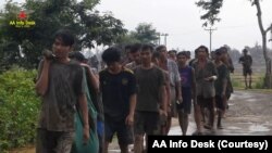 ရခိုင်ပြည်နယ်မှာ စစ်ကောင်စီတပ်ဖွဲ့ဝင် ရာနဲ့ချီ လက်နက်ချကြောင်း AA က သတင်းထုတ်ပြန်သည့် ဗွီဒီယိုမှ မြင်ရသည့်ပုံ (မေ ၆၊ ၂၀၂၄)