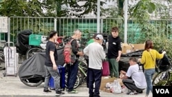 中港两地全面通关后水货客问题死灰复燃,有疑似水货客聚集在上水火车站附近被称为“秦皇坑”的分货地点 (美国之音/汤惠芸)