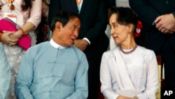 资料照 - 2019年10月28日,在缅甸内比都的缅甸国际会议中心举行的全国停火协议四周年记念会上,后来被罢免的缅甸总统温敏(左)与昂山素季交谈。