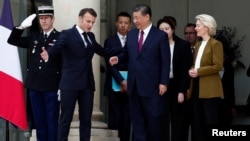 法国总统马克龙(左二)与欧盟委员会主席乌尔苏拉·冯德莱恩(右)在与中国国家主席习近平举行三方会谈后走出巴黎爱丽舍宫。(2024年5月6日)