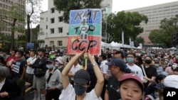 台湾立法院就改革草案举行投票之际,支持民进党反对国会改革法案的抗议民众聚集在立法院外。(2024年5月28日)