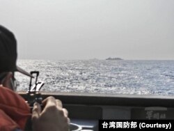 台湾国防部发布照片显示台湾军人严密监控中国海军“山东号”航母编队穿越巴士海峡,经台湾东南海域,展开首次西太平洋航训的全程动向。(2023年4月5日)
