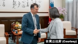 台湾总统蔡英文4月16日在台北总统府欢迎新西兰穆尼(Joseph Mooney)议员率领新西兰国会跨党派议员访问台湾。(照片来自台湾总统府推特)