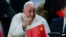 教宗方济各在蒙古乌兰巴托向欢迎他到访的中国天主教信徒伸大拇指致意。(2023年9月3日)
