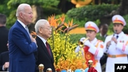 美国总统拜登9月10 到达越南,月共总书记阮富仲(Nguyen Phu Trong)在河内的越南总统府为拜登总统来访举行欢迎仪式。(Photo by SAUL LOEB / AFP)(SAUL LOEB / AFP)