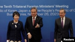 左起:日本外相上川阳子、韩国外交部长官朴振和中国外长王毅在韩国釜山出席第十次中日韩外长会议。(2023年11月26日)