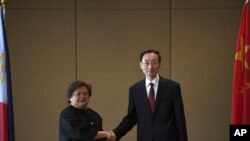 菲律宾外交部负责双边关系和亚洲事务的副部长特蕾莎·拉扎罗(左)与中国外交部副部长孙卫东在马尼拉举行会谈。(2023年3月23日)