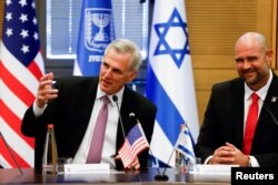 美国国会众议院议长凯文·麦卡锡(Kevin McCarthy,左)2023年4月30日会见以色列议长。(路透社)