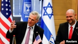 美国国会众议院议长凯文·麦卡锡(Kevin McCarthy,左)2023年4月30日会见以色列议长。(路透社)