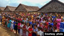 ကရင်ပြည်နယ်၊ သောင်ရင်းမြစ်ကမ်းဘေးမှာရှိတဲ့ ပလောတပို့ စစ်ဘေးရှောင်စခန်းတွင်းနေထိုင်နေကြသူ ကရင်တိုင်းရင်းသားများ။ (ဓာတ်ပုံ-ပလောတပို့စခန်း)