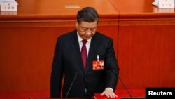 2023年3月10日,在中国第十四届全国人大一次会议第三次全体会议上新当选的国家主席、中央军委主席习近平进行宪法宣誓。