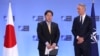 资料照:日本外相林芳正与北约秘书长斯托尔滕贝格在布鲁塞尔举行的北约外长会议期间出席记者会。(2023年4月4日)