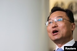 资料照:中国新任驻美大使谢锋抵达纽约肯尼迪国际机场时对记者讲话。(2023年5月23日)