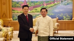 တရုတ်နိုင်ငံခြားရေးဝန်ကြီးဌာန အာရှရေးရာ အထူးကိုယ်စားလှယ် မစ္စတာ တိန့်ရှီကျွင်းနဲ့ စစ်ကောင်စီအကြီးအကဲ ဗိုလ်ချုပ်မှူးကြီးမင်းအောင်လှိုင်နဲ့ နေပြည်တော်မှာတွေ့ဆုံစဥ်။ (သြဂုတ်လ ၈၊၂၀၂၄/Crd: Official Publication)