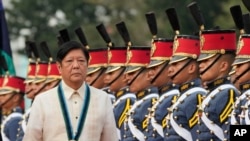 菲律宾总统小费迪南德·马科斯(Ferdinand Marcos Jr.)出席在阿吉纳尔多军事总部举行的菲律宾武装部队成立88周年纪念活动上视察军队。(2023年12月21日)