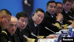 中国人民解放军海军司令员胡忠明(左四)在山东省青岛市出席西太平洋海军研讨会。 (2024年4月22日)