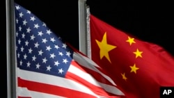 资料照片:美国与中国国旗。