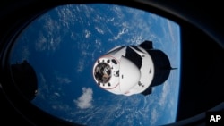 NASA于2021年4月24日提供的文件照片中显示,卫星解体造成的太空垃圾,威胁到国际太空站上的七名太空人。(美联社)