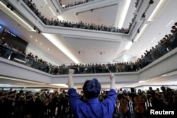 资料照:在香港反送中运动期间一组音乐演奏者在九龙塘的一家商场演奏《愿荣光归香港 》。(2019年9月18日)