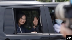 资料照片:台湾总统蔡英文在高雄港参加活动后向媒体挥手。(2023年6月10日)