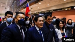 台湾前总统马英九访问中国12天后返台抵达桃园国际机场。(2023年4月7日)