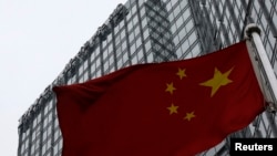 资料照:中国国旗在北京的四大会计公司之一普华永道的办公楼外飘扬。(2024年1月24日)
