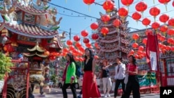 资料照片:2023年1月23日中国游客参观泰国北部清迈府的蓬涛宫中国寺庙。(美联社照片)
