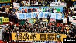 资料照:台湾立法院议员在台北的立法院议场展示标语表达各自立场。(2024年5月28日)