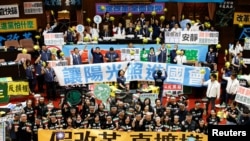 台湾立法院议员在台北的立法院议场展示标语表达各自立场。(2024年5月28日)
